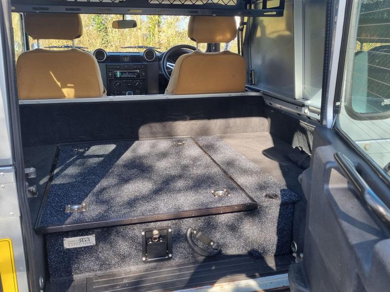Land Rover Defender 90 - Image 19